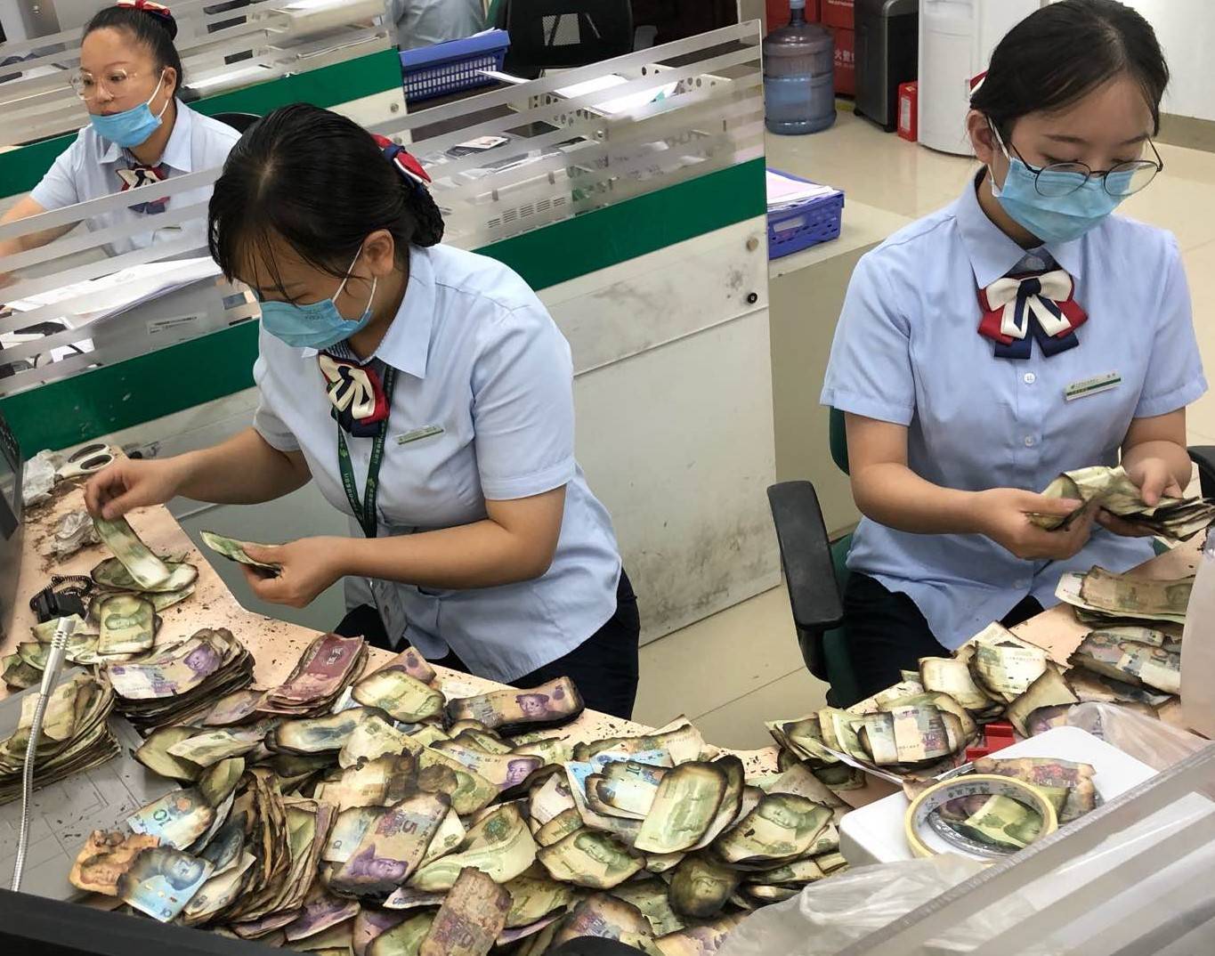 大行有担当 服务暖人心 邮储银行隆昌市支行为卖菜大爷兑换1432张火烧币