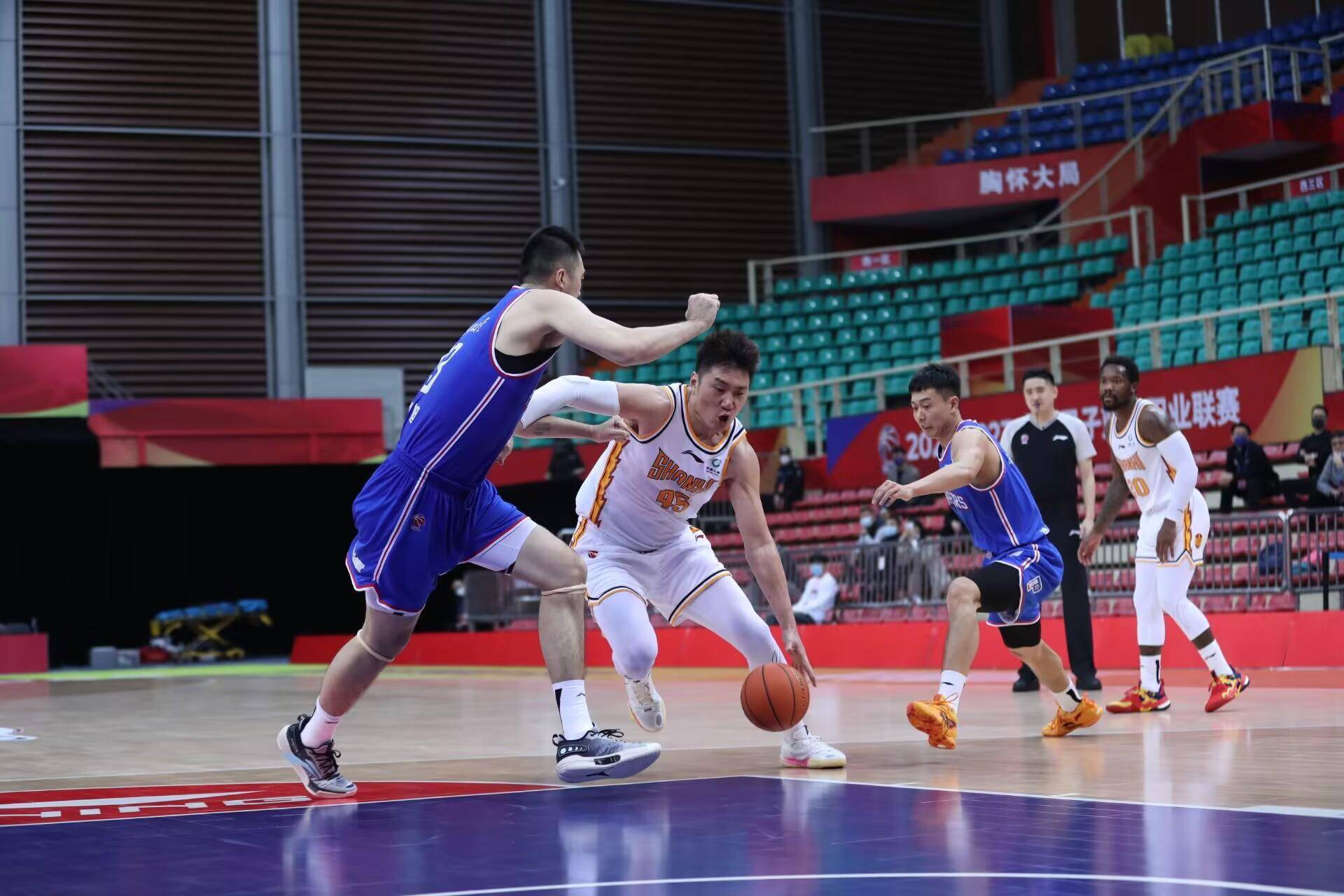 25分+绝杀<strong></p>
<p>门罗币</strong>！门罗首秀山西男篮满堂彩