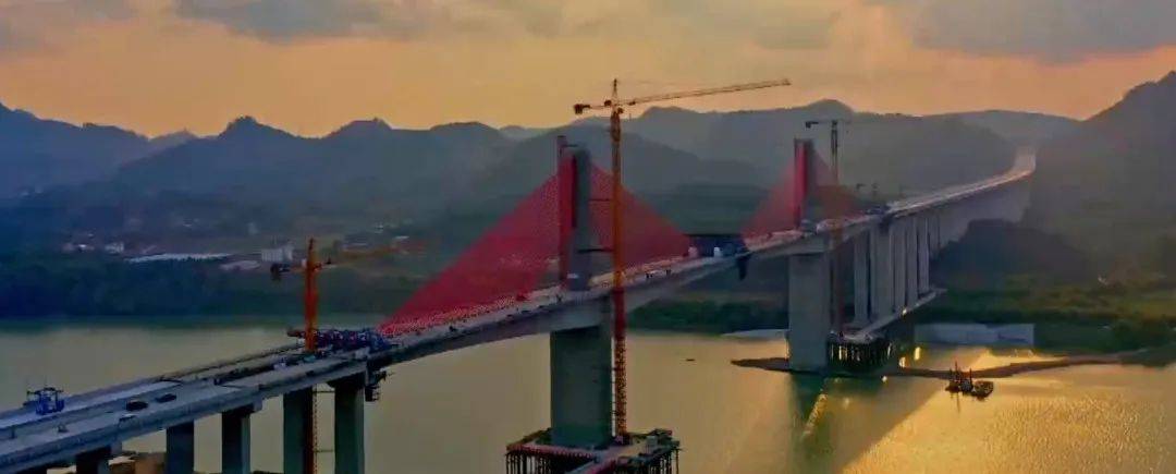 山晚早新闻丨太原交警严查严管市区机动车违法停车<strong></p>
<p>太原油价</strong>，新增58个电子探头；一男子拿着榔头一晚上砸了6辆车；油价调整今年首次“搁浅”