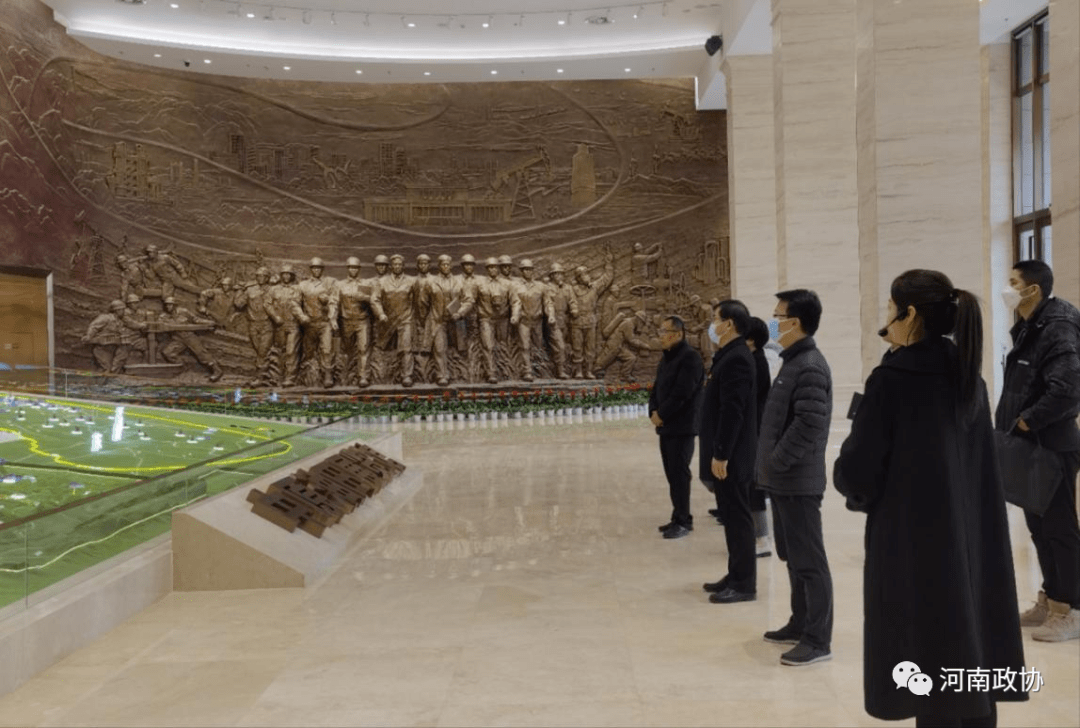 濮阳市政协调研组到中原油田展览馆调研
