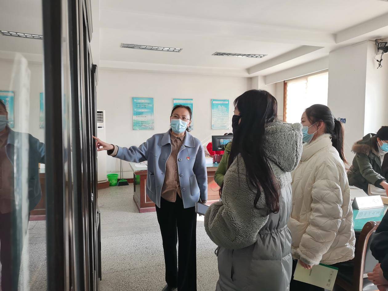 濮阳市油田第五中学组织教师代表赴中原油田档案管理处参观学习