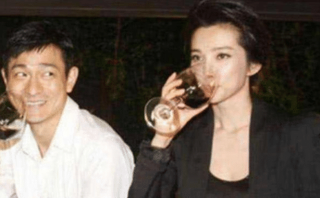 堪称“酒鬼”的五位艺人<strong></p>
<p>第二虚拟币</strong>,第二位能喝下三斤白酒,第四位拿酒当水