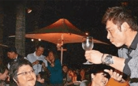 堪称“酒鬼”的五位艺人<strong></p>
<p>第二虚拟币</strong>,第二位能喝下三斤白酒,第四位拿酒当水