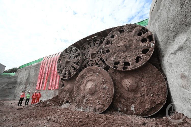 穿越金渝大道 看巨型“削笔刀”如何挖隧道