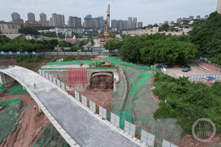 穿越金渝大道 看巨型“削笔刀”如何挖隧道