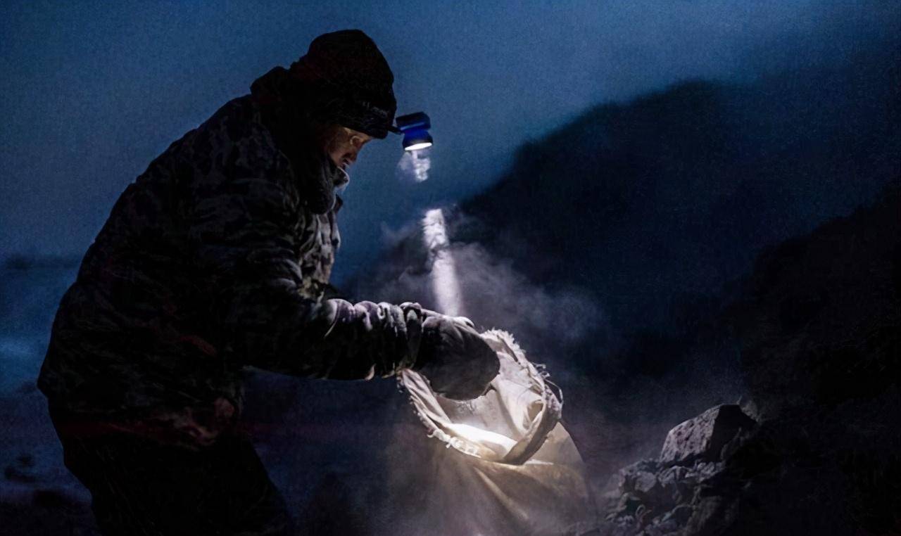 直击蒙古的“忍者淘金工”:牧民化身盗金贼<strong></p>
<p>挖金虚拟币</strong>,草地里挖孔淘出黄金