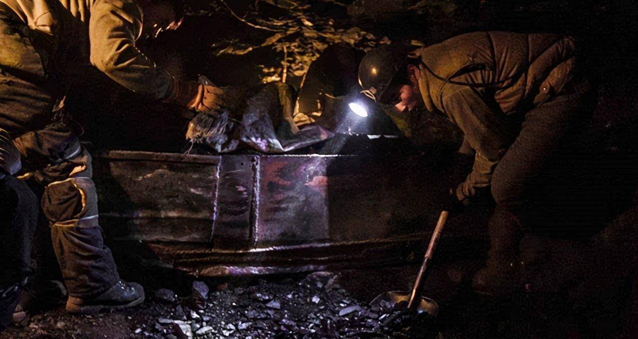 直击蒙古的“忍者淘金工”:牧民化身盗金贼<strong></p>
<p>挖金虚拟币</strong>,草地里挖孔淘出黄金