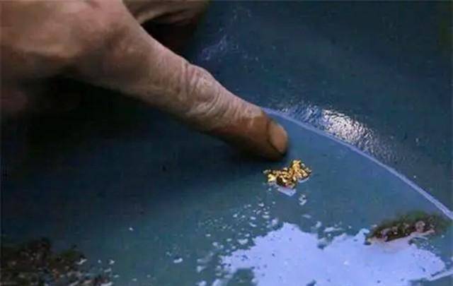 直击蒙古的“忍者淘金工”:牧民化身盗金贼<strong></p>
<p>挖金虚拟币</strong>,草地里挖孔淘出黄金