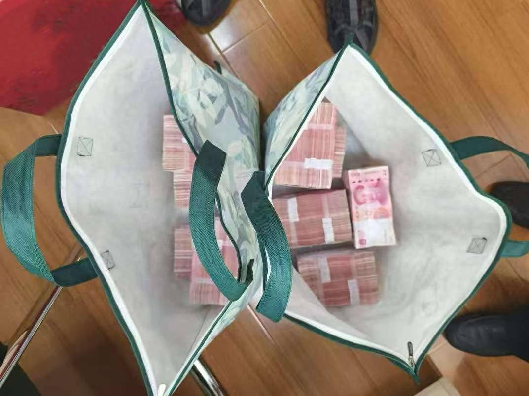 听信假军官“男友”投资建议<strong></p>
<p>虚拟领先币</strong>，女子欲用百万现金买虚拟币被警方劝止