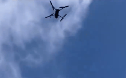 男子在家操控无人机钓鱼<strong></p>
<p>虚拟币通缉</strong>，当天就钓上十几条，当事人：不要轻易尝试，已被鱼拉下水十几个无人机