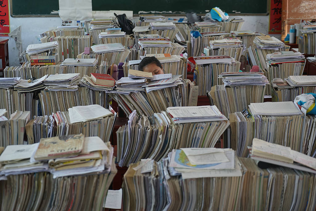 高中生上自习课抬头算违纪<strong></p>
<p>虚拟币通缉</strong>？别把学生当学习机器