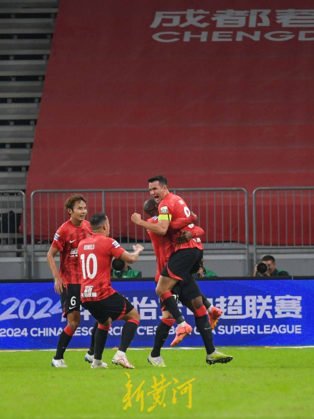 中超收官悬念十足！泰山队锁定第五<strong></p>
<p>虚拟币通缉</strong>，海港重夺争冠主动权