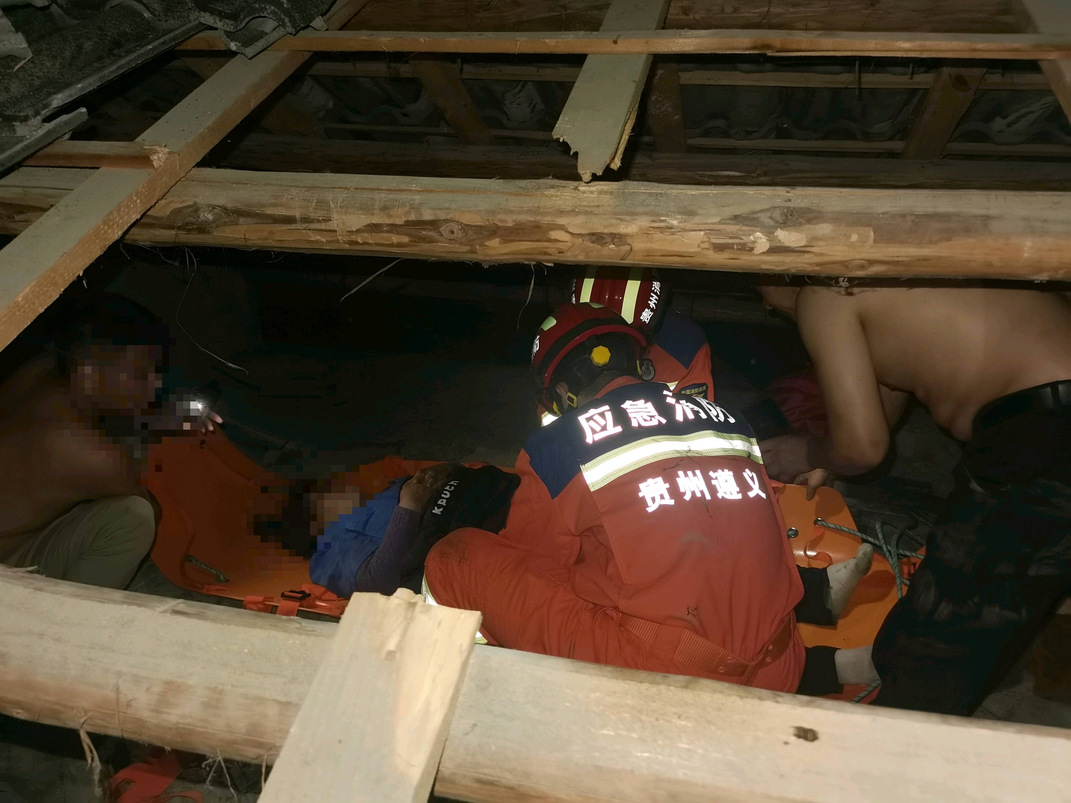 醉酒女子不慎从6楼跌落<strong></p>
<p>虚拟币通缉</strong>，贵州遵义消防成功营救