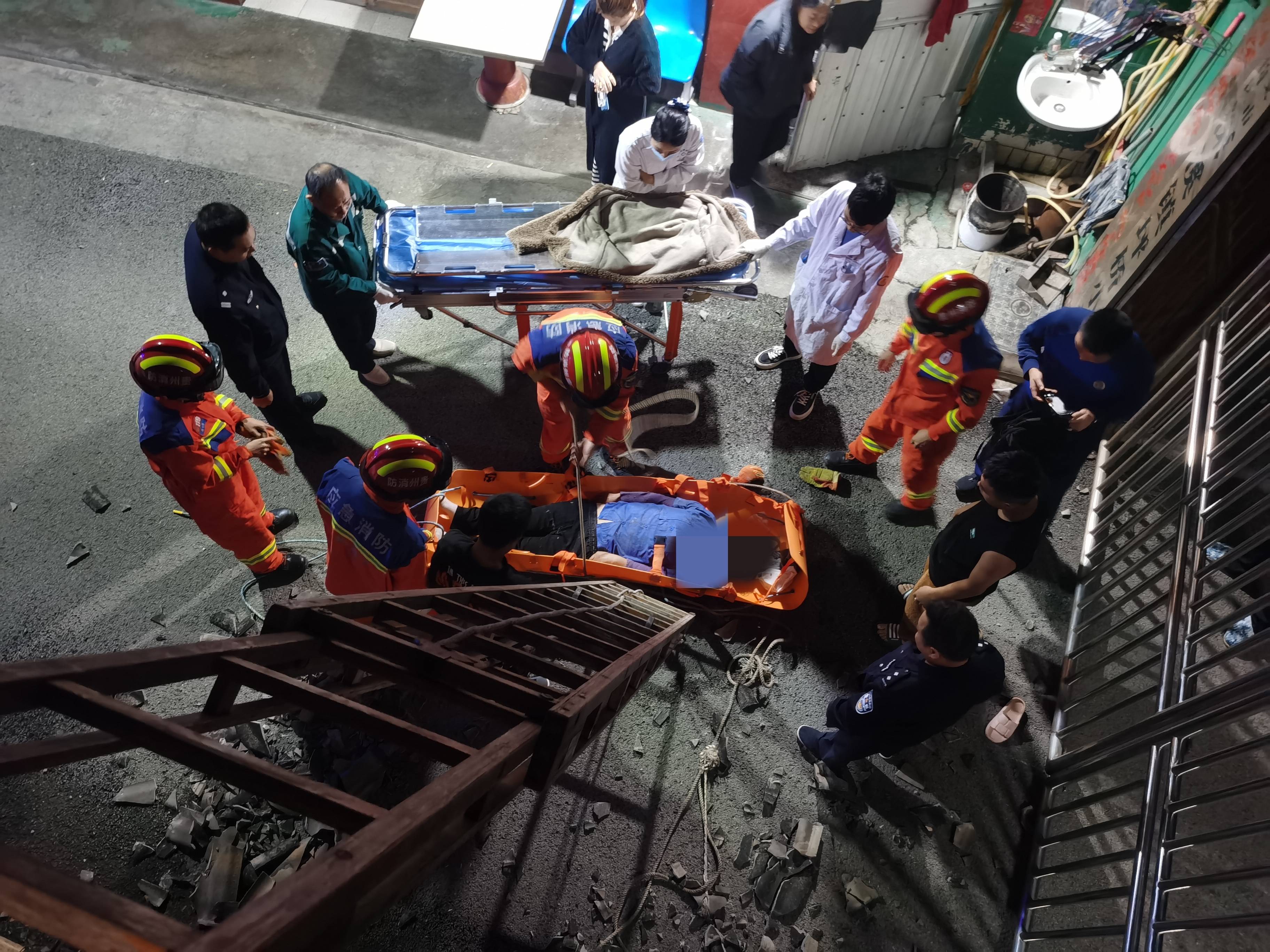 醉酒女子不慎从6楼跌落<strong></p>
<p>虚拟币通缉</strong>，贵州遵义消防成功营救