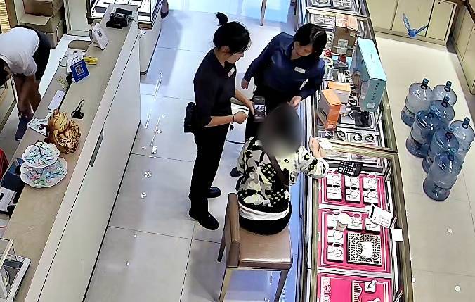 柳州女子到柳南万达买3万元黄金<strong></p>
<p>虚拟币跨境</strong>,不挑款不问价,店员吓到报警!