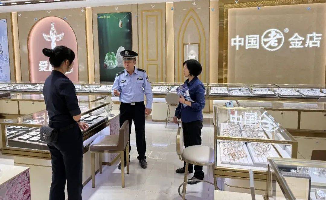 柳州女子到柳南万达买3万元黄金<strong></p>
<p>虚拟币跨境</strong>,不挑款不问价,店员吓到报警!