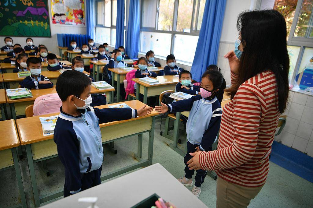 班主任放狠话“全家死了就不用签字”<strong></p>
<p>虚拟币JT</strong>,被调岗或许是福报