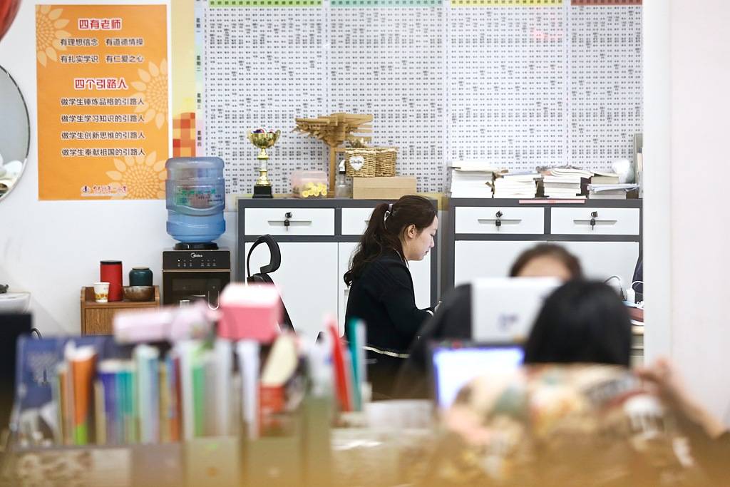 班主任放狠话“全家死了就不用签字”<strong></p>
<p>虚拟币JT</strong>,被调岗或许是福报