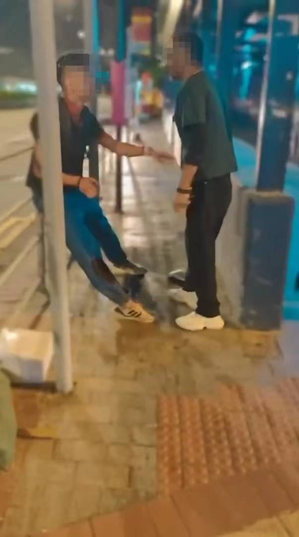 香港休班警长深夜遭抢劫<strong></p>
<p>学时虚拟币</strong>，身中数刀现场曝光！外籍凶手被拘捕