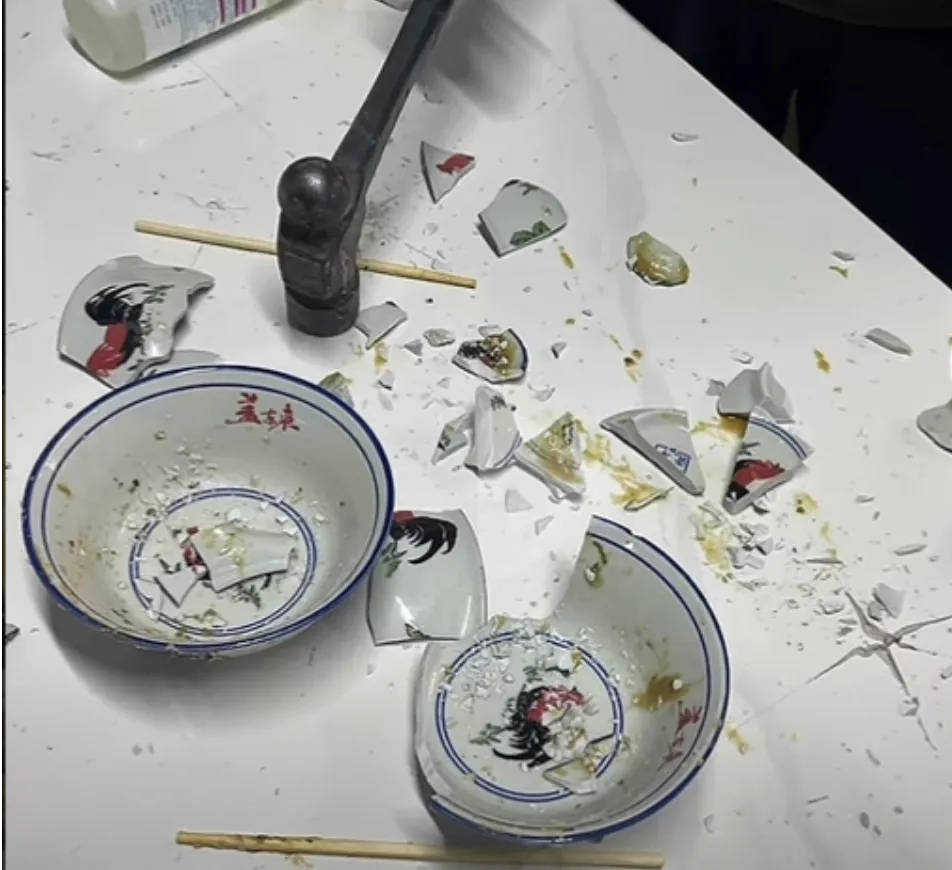 网红夫妇被传有传染病<strong></p>
<p>虚拟币闪兑</strong>，餐馆砸餐具撇清？官方回应