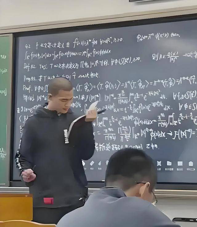 韦东奕上课照片走红<strong></p>
<p>虚拟币闪兑</strong>，新发型吸睛，网友：板书真漂亮，可惜看不懂