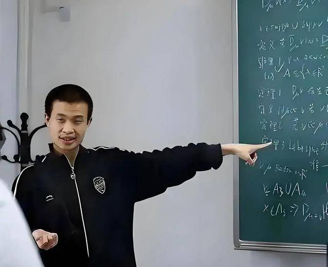 韦东奕上课照片走红<strong></p>
<p>虚拟币闪兑</strong>，新发型吸睛，网友：板书真漂亮，可惜看不懂