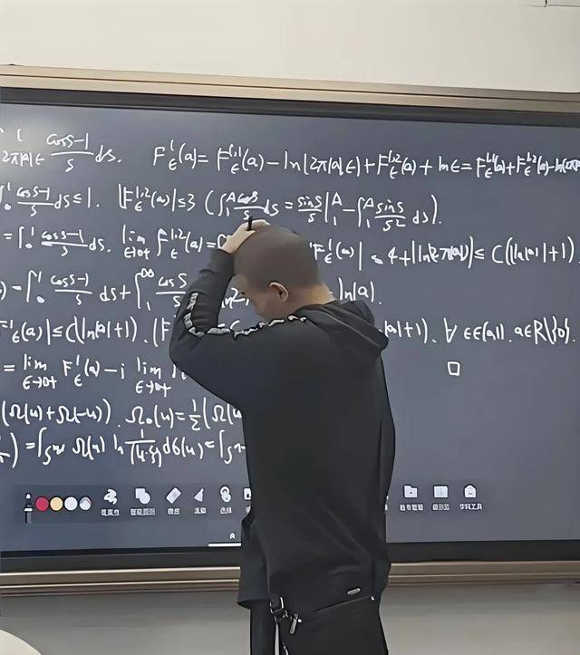 韦东奕上课照片走红<strong></p>
<p>虚拟币闪兑</strong>，新发型吸睛，网友：板书真漂亮，可惜看不懂