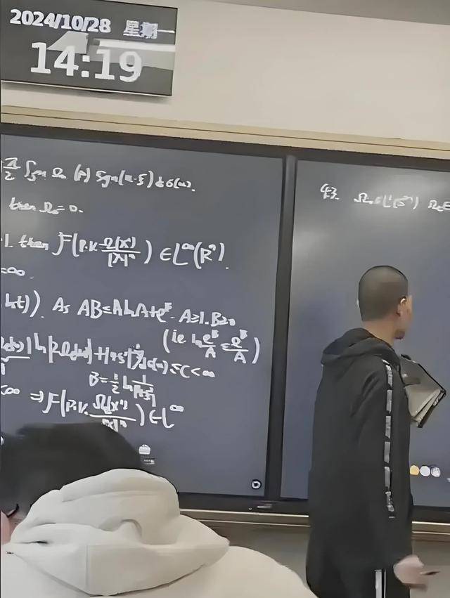 韦东奕上课照片走红<strong></p>
<p>虚拟币闪兑</strong>，新发型吸睛，网友：板书真漂亮，可惜看不懂