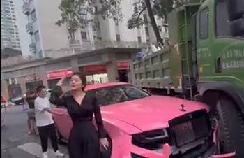 撞上劳斯莱斯的货车只有100万保险<strong></p>
<p>虚拟币闪兑</strong>,被撞车主回应