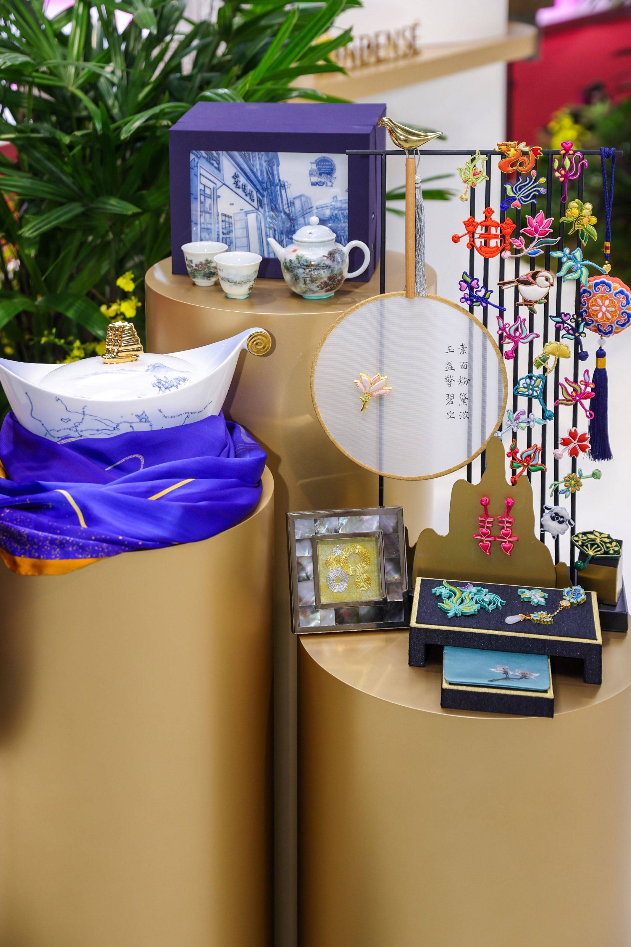 “静安会客厅”成进博会现象级展厅 张园携“百年时尚<strong></p>
<p>沉迷虚拟币</strong>，赛珍万象”会客世界