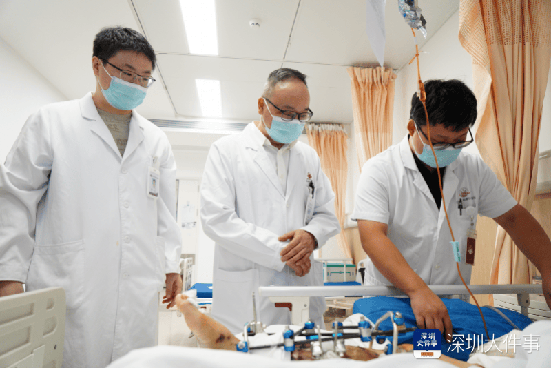 失血过半！深圳男子被三四百斤模具砸到<strong></p>
<p>松原虚拟币</strong>，医生全力抢救