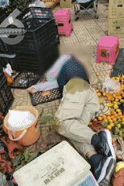 昆明一老人赶集摔倒压坏水果摊！中午就带着家属找来了<strong></p>
<p>摇虚拟币</strong>，摊主慌了……
