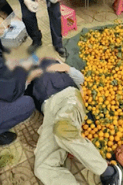 昆明一老人赶集摔倒压坏水果摊！中午就带着家属找来了<strong></p>
<p>摇虚拟币</strong>，摊主慌了……
