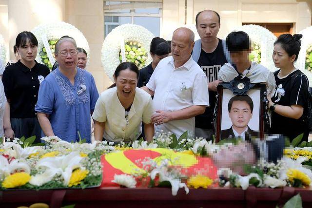 痛心<strong></p>
<p>摇虚拟币</strong>！武汉版“八里河派出所”所长凌晨在所里倒下 年仅52岁