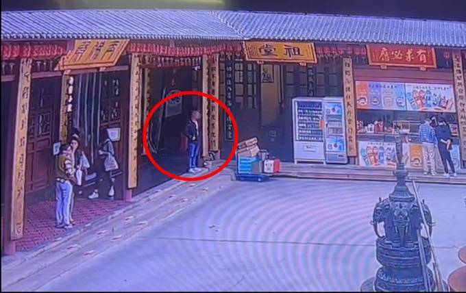 自制缠满双面胶的铁片<strong></p>
<p>交城虚拟币</strong>,男子在寺庙内盗窃功德箱被行拘