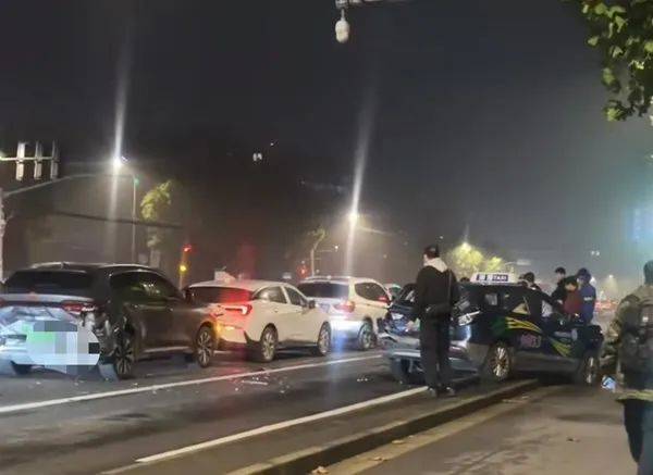 凌晨<strong></p>
<p>邵阳虚拟币</strong>，上海一路口多车追尾！目击者：疑似大货车惹祸，撞击力度大