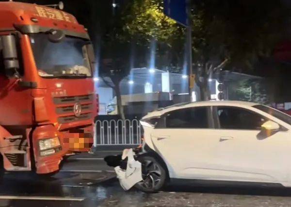 凌晨<strong></p>
<p>邵阳虚拟币</strong>，上海一路口多车追尾！目击者：疑似大货车惹祸，撞击力度大