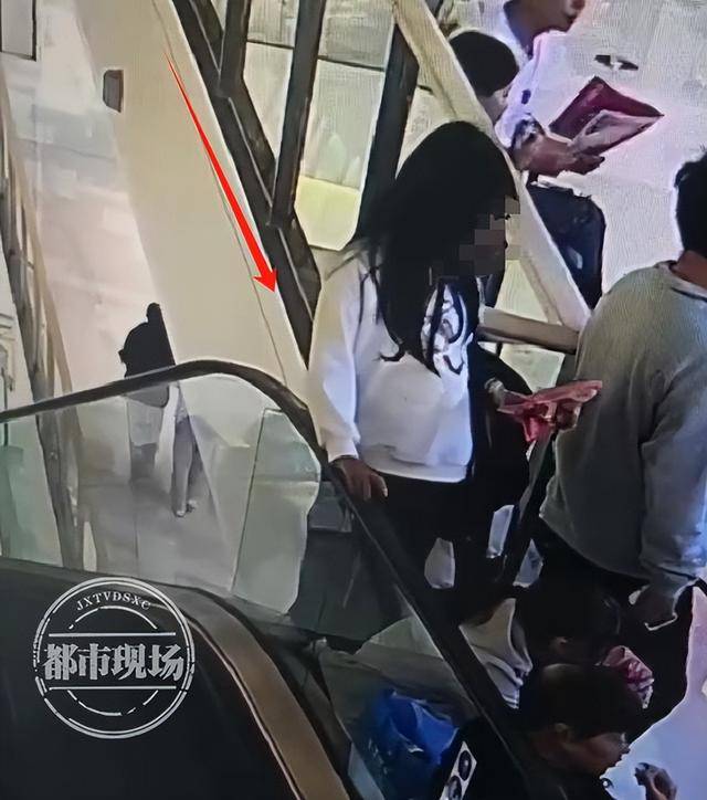 山东济宁一女孩在商场坠亡<strong></p>
<p>邵阳虚拟币</strong>，其倚靠的扶梯玻璃护栏疑似脱落，警方回应