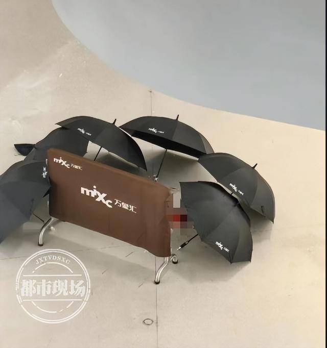 山东济宁一女孩在商场坠亡<strong></p>
<p>邵阳虚拟币</strong>，其倚靠的扶梯玻璃护栏疑似脱落，警方回应