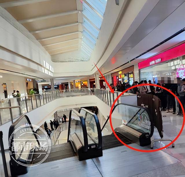 山东济宁一女孩在商场坠亡<strong></p>
<p>邵阳虚拟币</strong>，其倚靠的扶梯玻璃护栏疑似脱落，警方回应