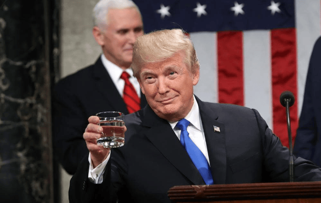 打<strong></p>
<p>虚拟币蓝线</strong>，奉陪到底！特朗普将“反华急先锋”踢出内阁，但后招更狠！