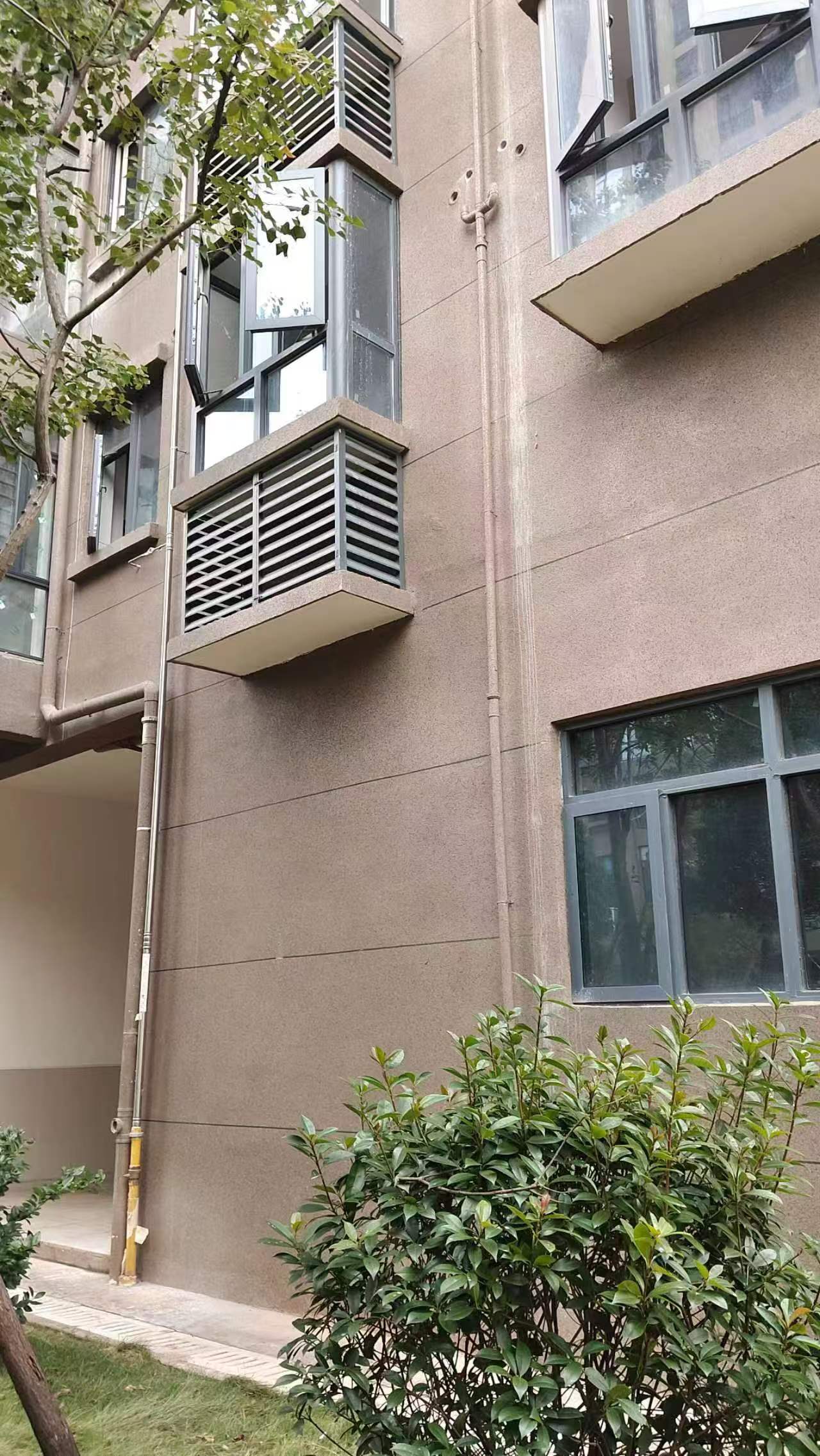 空调机位被楼下邻居占用<strong></p>
<p>虚拟币蓝线</strong>，娄底女业主无法入住起诉索赔11万！邻居：我的也被占了