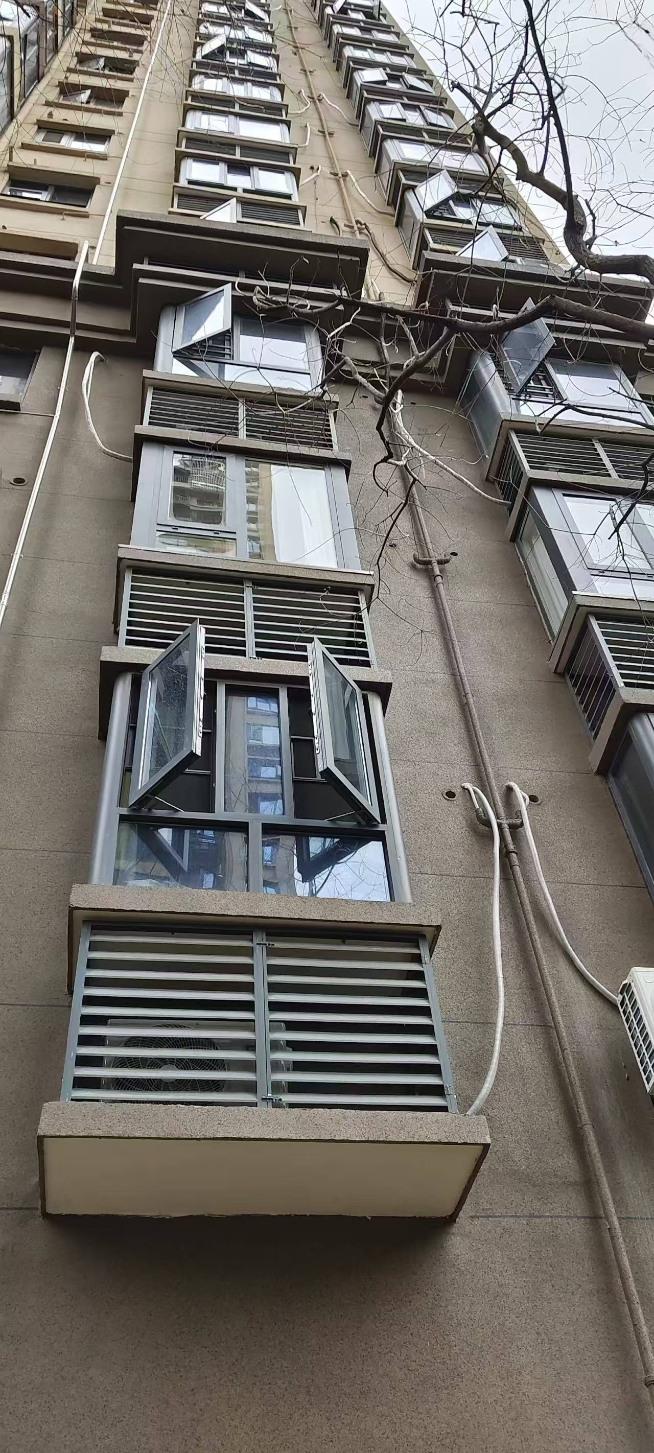 空调机位被楼下邻居占用<strong></p>
<p>虚拟币蓝线</strong>，娄底女业主无法入住起诉索赔11万！邻居：我的也被占了