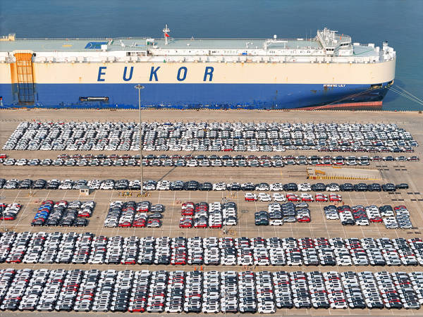 特朗普威胁加征关税后<strong></p>
<p>虚拟币建群</strong>,客户要求中国出口商提前发货以躲避关税