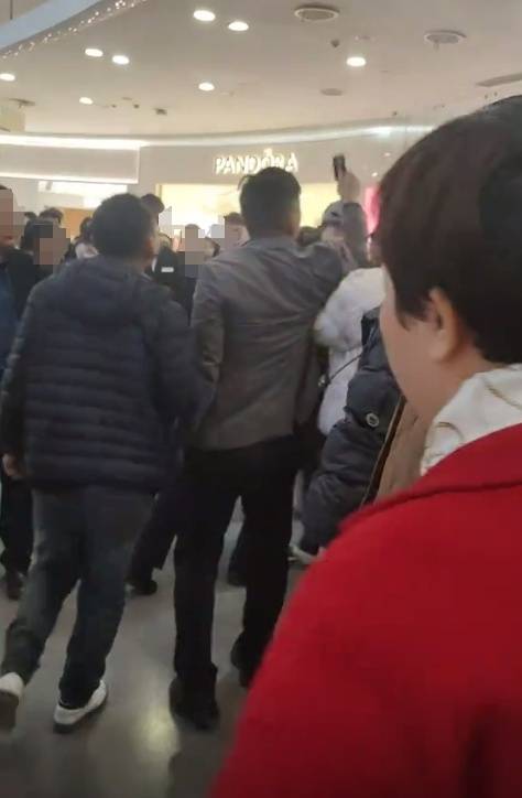 工资被折换成郑州一商场购物卡<strong></p>
<p>虚拟币建群</strong>,每月仅一天能使用,律师:以购物卡支付工资或涉嫌违法