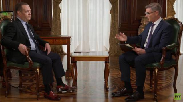 梅德韦杰夫:在格鲁吉亚<strong></p>
<p>虚拟币建群</strong>,一场“颜色革命”正试图发生