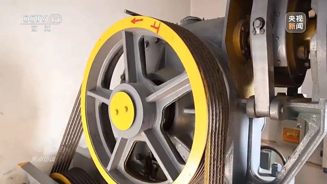 一电梯从11层冲顶到28层致7岁男孩全身骨折<strong></p>
<p>黑茶虚拟币</strong>，老旧电梯维修更新何解？