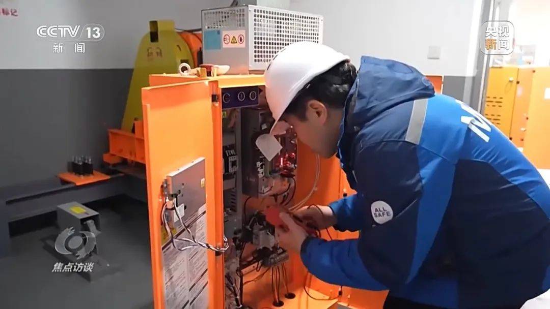 一电梯从11层冲顶到28层致7岁男孩全身骨折<strong></p>
<p>黑茶虚拟币</strong>，老旧电梯维修更新何解？