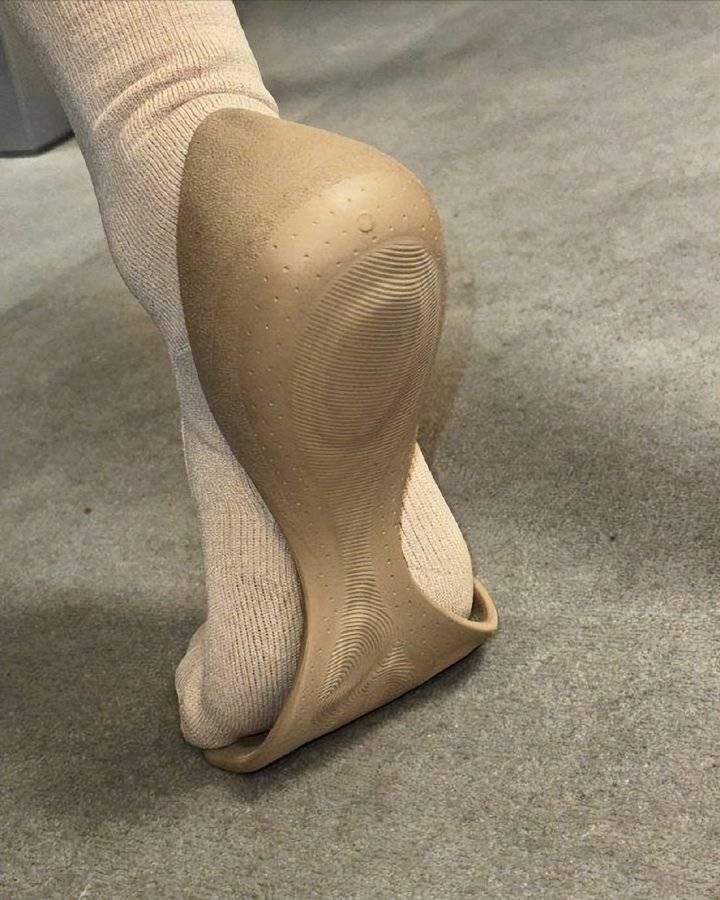 巴黎世家这鞋要卖1万多<strong></p>
<p>虚拟币会</strong>？网友看傻：确定不是鞋垫？