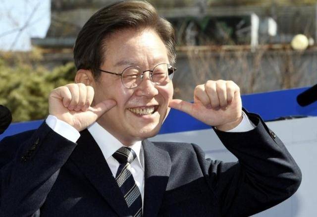 执政党捏着鼻子要“保尹”<strong></p>
<p>虚拟币会</strong>，尹锡悦的总统宝座，将由8个人决定